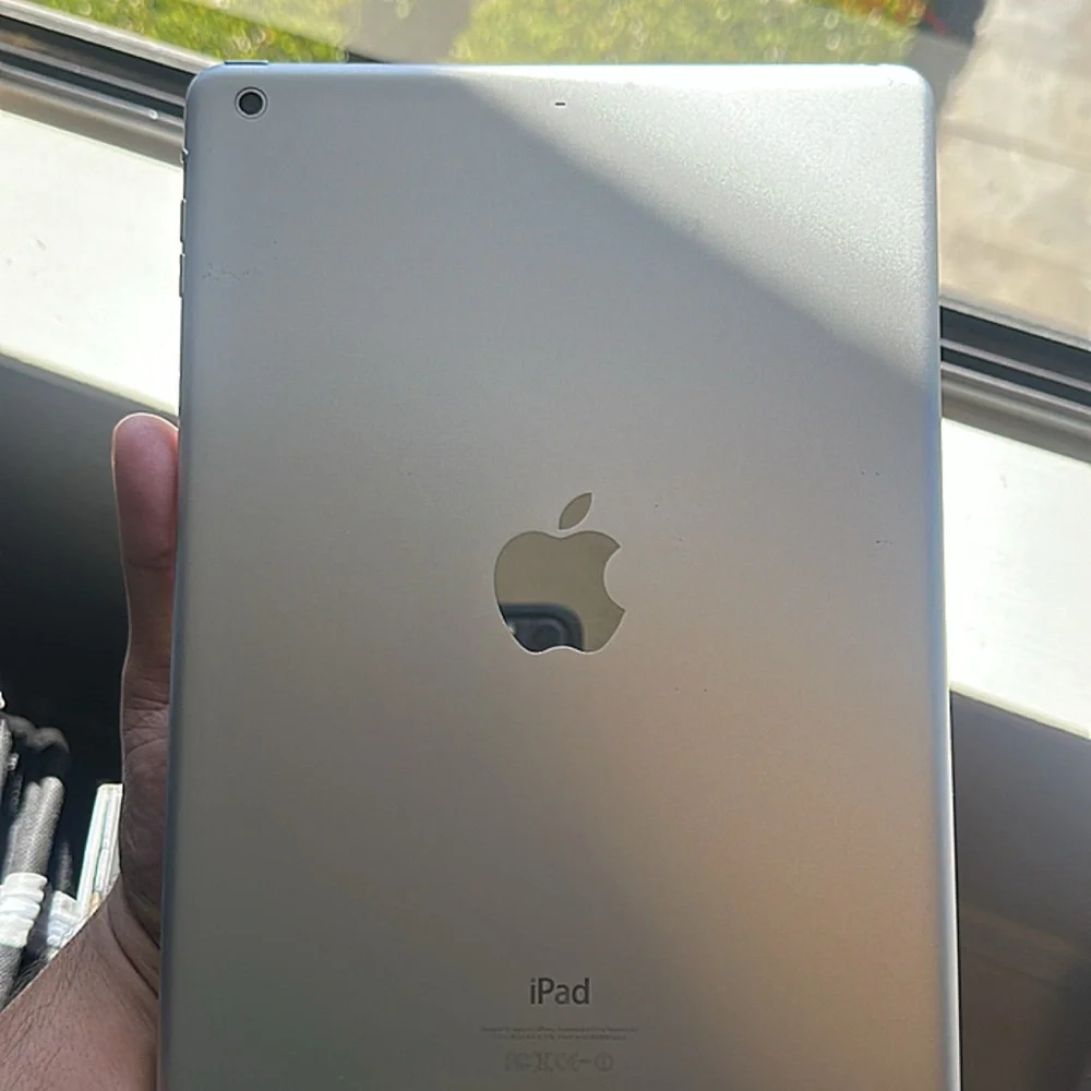 Apple Silver Tablet Sleek Design High-Resolution Display